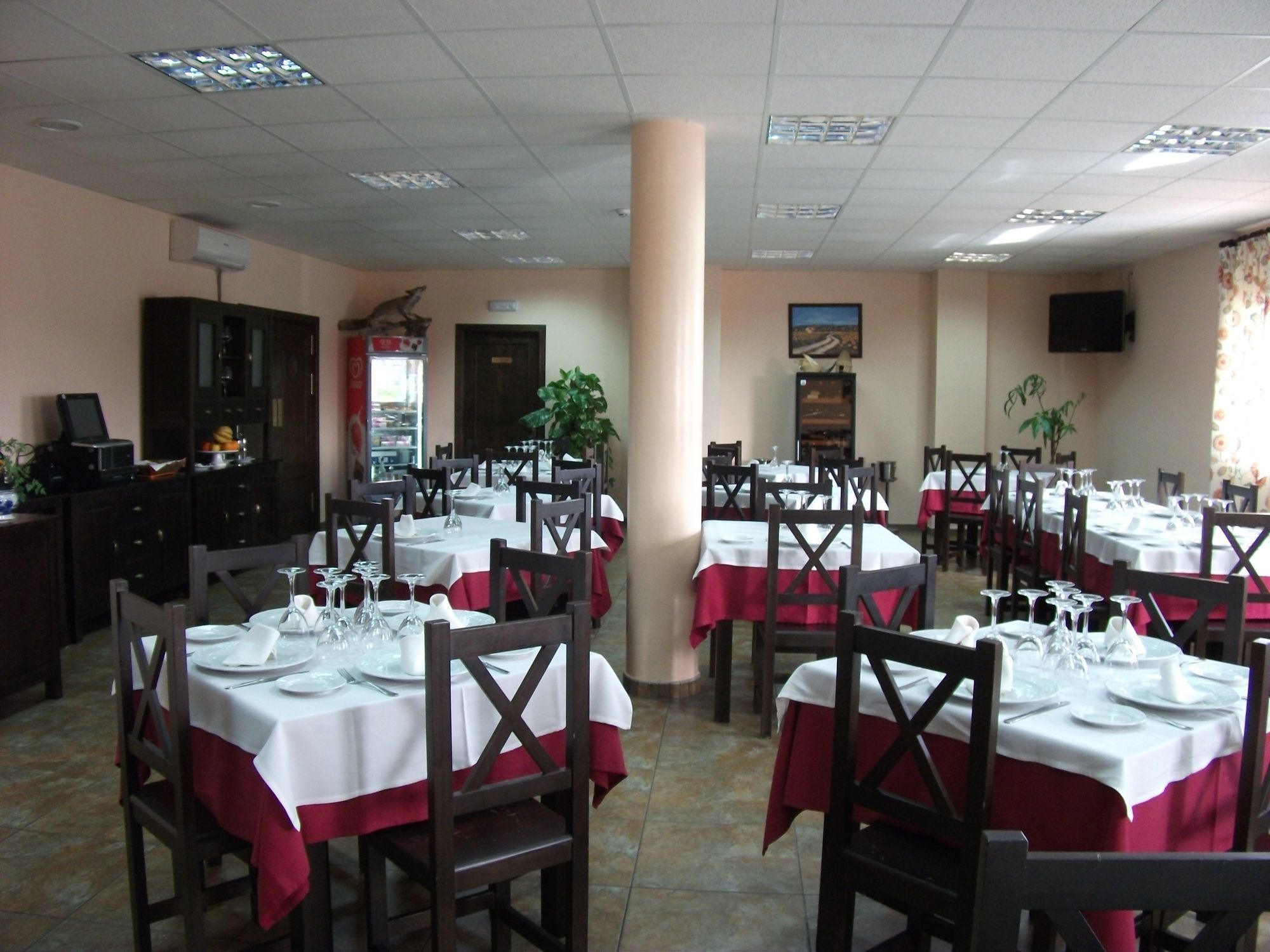 Hotel Restaurante Sostenible La Laguna Brozas Restoran gambar